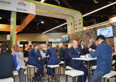 Aan de tafel rechts Rafal Taciak, commercieel directeur van Crown of Holland.  