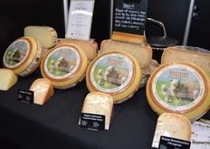 Er zijn vier varianten. Eduard: "Je ziet het niet veel, biologische schapenkaas in Gouds model."  