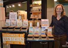 Els van Strie presenteerde twee varianten hartige staafjes namens Banketbakkerij van Strien. Ook nieuw zijn de cookies onder de lijn 'Handmade by van Strien'. "Hierin zitten meer vezels en noten, maar ze zijjn vooral nog steeds heel lekker."  