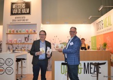 René van der Locht en Rob van den Berg tonen trots de vier maaltijdkits van het gloednieuwe merk GRUT&. In deze cleanlabel maaltijdkit worden Nederlandse havergrutten gebruikt als kookgraan.