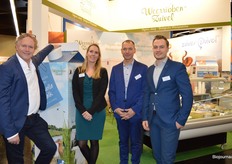 Klaas de Lange, Myrthe Bijl, Edwin Combags en Thijs de Lange. Myrthe: "Er komt iets nieuws aan. We staan hier met name voor onze industriële klanten, waaronder bakkers e.d."  