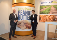 Rainier van Rey en Michiel Timmerman van Bredabest - achter hen staat een gigantische pot pindakaas. "99,9% van onze productie is pindakaas. We beschikken over twee productielijnen die alleen maar potjes afvullen."  