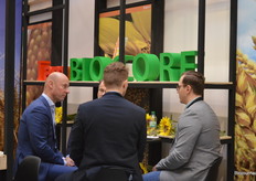 En links Marco Molier met achter hem de 'I Amsterdam-letters' van BioCore.  