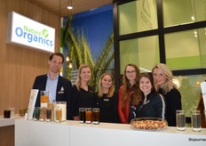 Naturz Organics Europe: Roy van Diemen, Sylvie van Rijt, Esmee Smits, Maxime de Bruijn, Jade de Jong-Couwenberg en Eline van der Laak. Roy: "Het is gelukkig heel erg druk. Wij hebben een heel breed portfolio aan ingrediënten voor de industrie."  
