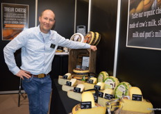 Ard van Gaalen met de kazen van Biostee.  