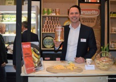 Jelle Poppe van debutant Grozette. Achter hem is zijn collega Patrick Beems in gesprek met een geïnteresseerde. "Onze biologische strooikaas hebben we nu ook in een 750 gram-variant. Alles wat we in een reguliere variant hebben, kunnen we ook in biologische aanbieden."  