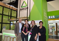 Bij Ariza: de zussen Ellen en Fransje de Kimpe tussen hun ouders. Fransje: "Pa vervul inmiddels een ambassadeursfunctie, hij voorziet ons nog graag van advies."  