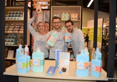 Melanie Stoel, Melvin Loggies en Jasper Gabriels. Melanie: "De deelname vorig jaar is zo goed bevallen, dat we graag nog een keer hier wilden staan. We zijn zo blij met de 'look and feel' van onze producten. Binnenkort gaan we verhuizen naar Noordeinde en ons afwasmiddel ligt nu bij Marqt."  