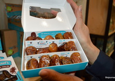 Ook heeft Yogi & Yousef haar dadels nu verpakt in een plasticvrije verpakking, voorzien van een quote 'Hi there, I am your date'.