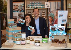 Nieuw van Yogi&Yousef zijn verschillende dadelspreads (op de voorgrond). Op de foto: Arez Hama en Jasper van den Berg.