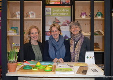 Kris Hoffmann (international sales manager Bee's Wrap), Ellen Visser (Eco warehouse) en Carrie Herzog vertelden de bezoekers onder meer over de Food Huggers, dit is 1 van de duurzame verpakkingsoplossingen die Eco warehouse biedt.  