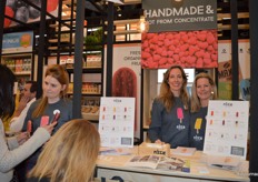 Nina Dijkstra, Nina Weerman en Kim Hiddink van NICE Fruit Pops. Nieuw is een ijsje met sinaasappel, anijs en chocodip.  