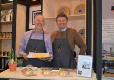 Jan Craens en Mark van Hunnik met de kazen van Kaaslust. Mark: "We proberen iets bijzonders aan te bieden, zo hebben we een bierkaas en een kaas die gerijpt is in een turfschuur. Vandaag hebben we de eerste levering aan de VS gedaan."  