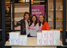 Mariah Mansvelt-Beck, Ellen Kirkoryan en Susanne Houg. Mariah: "We hebben nu incontinentie inlegkruisjes en tampons met inbrenghuls."