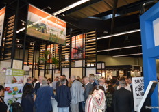 Borreltijd bij het Holland Paviljoen aan het eind van de eerste beursdag (woensdag).