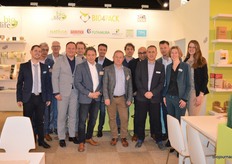 Bij Bio4Pack lieten in totaal 9 bedrijven zien wat zij kunnen betekenen op het gebied van duurzame verpakkingen. Van links naar rechts: Yuval Ben-Yehuda (Tipa), Arjan Klapwijk (Bio4Life), Peter van Rosmalen (PaperWise), Patrick Gerritsen, Jeroen van Schendel (beiden Bio4Pack), Anne van Baardewijk (Green4Print), Nick op den Buijsch (PaperWise), Peter Verweij (Green4Paper en PaperWise), Bart Veldkamp (I am Bart's), Yasar Türkoğlu (Bio4Pack), Gerard Benthem (Futurama), Reinder Rijsma, Yolanthe van de Weg en Martina Jüngerink (alledrie Bio4Pack). 