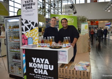 Charlotte Krijger en Tom Vollebregt lieten bezoekers proeven van de verschillende varianten Yaya Kombucha. Charlotte: "De Citra Hop is als limited edition gebracht, maar is nu een vaste waarde in ons assortiment. We willen in de toekomst vaker limited editions uit gaan brengen. Vanaf april ligt de Citra Hop bij Ekoplaza."