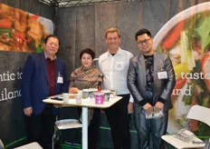 Onno Stienen samen met de producent van de biologische rijstnoedels die hij verwerkt in het nieuwste product: Thaise Instant Noodle Soup. Deze soep is verpakt in een verpakking die gemaakt is van bamboe.