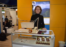 Jasmijn Bleijerveld van Jasmine Bee kreeg in het Organic Africa Pavillion de kans om bezoekers meer te vertellen over de bijzondere honing uit Tanzania. De honing is nu officieel biologische gecertificeerd. Voor haar zie je een bijenkast die gebruikt wordt in het project 'Beehive Fencing', bedoeld om de schade door olifanten op akkers te beperken. 