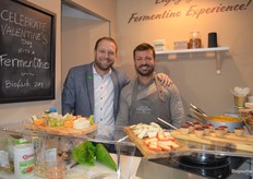 Gert-Jan de Groot vertelde in de stand van Euro Company alles over Fermentino. Naast hem kok Thomas Marsella die allerlei gerechtjes maakte met Fermentino. Fermentino is een plantaardige vervanger van kaas. “Wij maken een alternatief op basis van biologische cashewnoten, water en zout.”