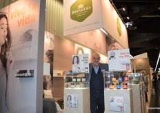 Danny Schuwer van Brinkers tussen de nieuwste chocoladepasta's. Links op de voorgrond de nieuwe White Coconut- en Almond-varianten van La Vida Vegan. Nieuw voor de Nederlndse markt zijn ook drie Chocolate Rhapsody-varianten: 25% Pistachio, de Crunchy Almond & Matcha en de Gianduja. Danny: "In onze nieuwe stand willen we beleving rond onze merken creëren. Onze huisstijl is op geluksmomenten gericht." Hij vertelde ook dat de slogans en merknamen (Viva la Vida, Chocolate Rhapsody, Love of my life e.d.) bewust verwijzen naar muziek. 