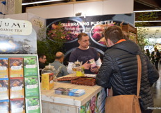 Emile Vos vertelt in de stand van Numi Europe over de nieuwste Holistic Herbal Teasans.