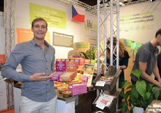 Hans Ruys toont de twee nieuwe Lifebars van Lifefood in de smaken Wild Berry en Nuts & Vanilla.