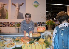 Marja Bastiaansen toont bij Bastiaansen Bio Kaas de stukjes. De nieuwste kazen (Walnoot, Kurkuma en Matcha) konden uiteraard ook volop geproefd worden.