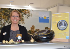 Manon ten Dam met naast haar de nieuwste kaas: de Old Tendammer. Op de kaas staat haar vader Harry afgebeld. "Deze kaas is 500 dagen oud. We hebben ook een 1000 dagen oude variant, de Very Old Tendammer genaamd."