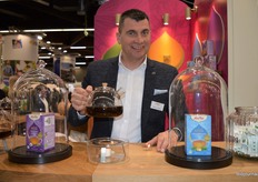 Arthur Zwart met de 'Für die Sinne'-thee van Yogi Tea. In de stand kon men ook proeven van de nieuwse For the Senses-theeën en de Ice Tea die nu ook in literpakken verkrijgbaar is.