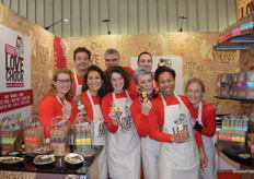 Het team van Lovechock toont trots de repen van de nieuwe selfcare-lijn: een biologische chocoladereep met CBD (mini-tablet met hennepolie en een cacaogehalte van minstens 75%) en de kurkuma tulsi reep waarin onder meer basilicum verwerkt is. 