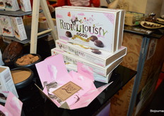 Sinds vorig jaar behoort ook Ridiculously Good tot het merkenportfolio van Lovechock. Op de foto is de nieuwe verpakking te zien. Rhea de Bies: "Voor dit nieuwe doosje gebruiken we 30% minder verpakkingsmateriaal. Het bestaat uit 1 stuk en de verpakking is niet gebleekt."