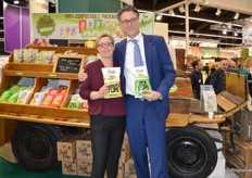 Janet Nuyten-Sijtsema en Bjorn Andringa laten bij FZ Organic Food de nieuwste Trafo-chips zien, gemaakt van peulvruchten. Bovenop de kar vraagt het bedrijf aandacht voor het feit dat ze voor #NoPlastic gaan, door te investeren in 100% composteerbare verpakkingen. Janet was op Valentijnsdag overigens exact 12 jaar in dienst bij het bedrijf. 