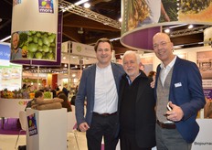 Sander Dijkslag en Henk Zoutewelle van Eosta, met tussen hen in de Griekse Nature & More-teler Gerasimos Karantinos. Henk: "Wat ons opvalt is dat er steeds meer vraag is naar Demeter-AGF."