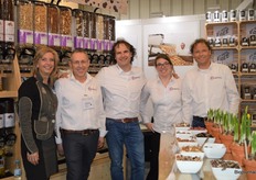 Jetse Schokker, Sandy Vree, Raiza Schokker en Herco Schoemaker kregen voor de foto gezelschap van Jacqueline Poppe van  Beech Business Promotion (ook dit jaar het contactpersoon van de NürnbergMesse voor de Nederlandse exposanten).
