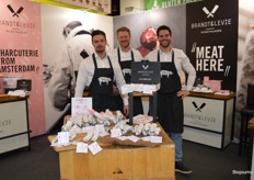 BIOFACH-debutant Brandt&Levie. Op de foto Geert van Wesch, Jasper Kooijmans en Wouter Leeuwenburg. Jasper: "De bezoekers zijn onder de indruk dat deze typisch Italiaanse worst uit Nederland komt. Men is erg enthousiast over de smaak. We willen het hele varken gebruiken, van het vet maken we daarom ook zeep."
