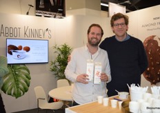 Gijs van Maasakkers en Joost Esser bij Abbot Kinney's. Nieuw zijn de Almond en Oat drink in een literpak. Abbot Kinney's verhuisde van Hal 5 naar Hal 8. Gijs daarover: "Deze hal bevalt ons heel goed, er is een goede doorloop, mede dankzij het feit dat de Novelty Stand in deze hal te vinden is. Ook geeft het ons de gelegenheid om veel contacten met Duitse bezoekers te leggen."