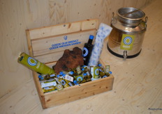 De Griekse bio-olijfolie is zowel in glazen flessen als in blikken verkrijgbaar.