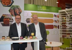 Robert Reindsen en Dik Goorhuis in de vernieuwde stand van Bio Trading Company. Nieuw zijn de Veggie spread beetroot & apple en de Veggie spread kale & chili.