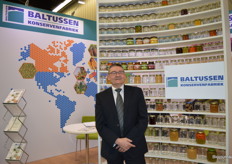 Arie Ermstrang van Baltussen Konservenfabriek met achter hem heel veel nog niet gevulde conservenpotjes.