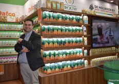 Bart Wullems met achter hem de nodige producten van de verschillende merken van Trouw, Tisco en De Molukken. "In deze nieuwe stand willen we duidelijk laten zien hoe breed onze activiteiten zijn."