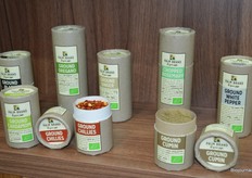 Onder de Molukken BV is het merk Palm Brand - organic herbs gecreëerd. "We malen en verpakken zelf."