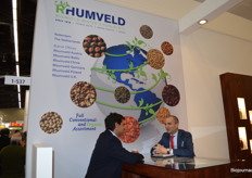 Paul van Schijndel (rechts) in gesprek namens Rhumveld Winter & Konijn. Rhumveld Winter & Konijn was weer op de vaste plek in Hal 1 te vinden. 