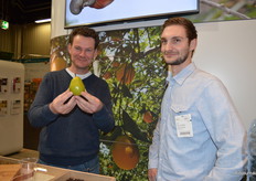 Bio-teler Niels Buijsrogge (Magdalenahoeve) heeft nog tonnen aan peren over. Rechts Dave de Bakker van Nautilus Organic.