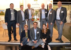 Het volledige team van Green Organics: Peter Strijk (DutchSoy), Geert Peek, Gerard de Pee, Edwin From, Jan Groen en Perry Leemans. Op de voorgrond Robbert Blok. En gastvrouwen/koks: Ellen Walta en Marlot Brouwer.