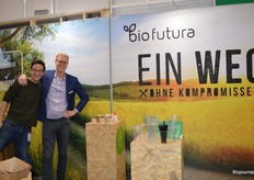 Nog meer Hollanders (in een officieel Duitse stand): Sander Lenselink en Wouter Moekotte van Bio Futura. Wouter vertelde dat er vanwege de extreem warme zomer vorig jaar een tekort aan rietjes ontstond. Nieuw zijn de cups die gemaakt zijn van bamboevezel (op de pilaar naast Wouter). 