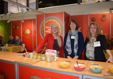 Bij Horizon: Alise Kramer, Diane Faay en Margereth Bos. Links achterin aan tafel is directeur Gaston Smit in gesprek.