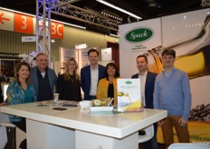 Medewerkers van Spack en Graanhandel P. van Schelven poseren met z'n allen in Hal 2: Colinda en Arie van Schelven, Marieke van Roon, Patrick Voordijk, Jenny van de Graaf, Peter Goedegebuure en Jan Willem Smitshoek.