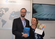 Arno van der Heijden van TLR houdt Conchita Kleveringa van Control Union Certifications gezelschap op deze foto. 
