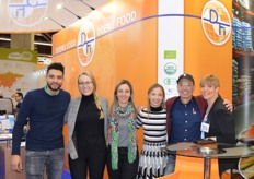 Een deel van het Doens-team: Oswel Pereira, Nicky van Hee, Valerie de Cock, Evelien Doens, Walter Doense en Chantal Acke-Ruissen. Walter liet zijn dochter Evelien maar wat graag de beurs zien. Walter: "Inmiddels is de groei gelukkig weer een beetje gestabiliseerd."